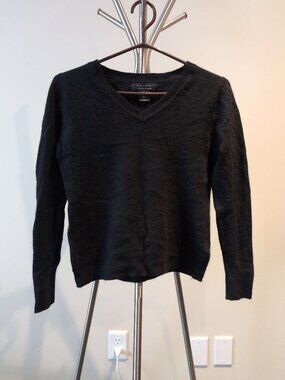 Tahari 100% 2-ply Cashmere V-Neck Sweater